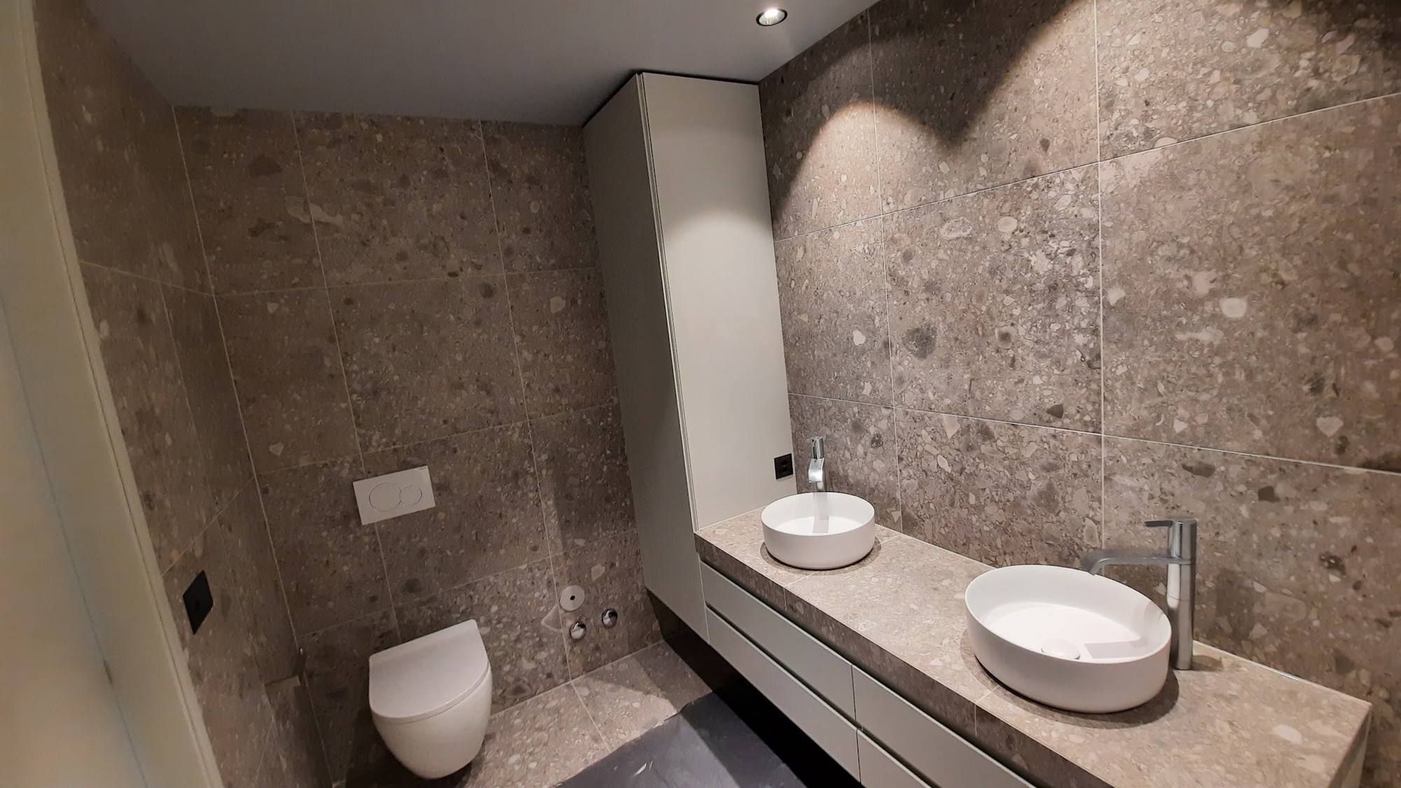 Salle de bain en pierre avec double vasque, réalisation EDILSYSTEM à Genève